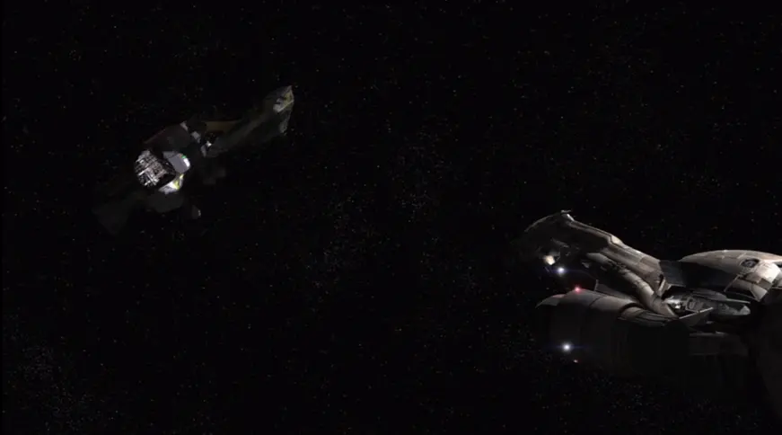 Кадр из сериала “Светлячок” 1 сезон 3 серия. Судно малой дальности, перекроенный под грузовик (слева) и судно класса “Светлячок” (справа).